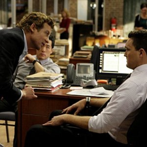 Simon Baker, Owain Yeoman e Tim Kang in una scena dell'episodio Russet Potatoes della serie The Mentalist