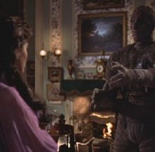 Yvonne Furneaux con Christopher Lee in una scena de La mummia