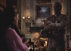 Yvonne Furneaux con Christopher Lee in una scena de La mummia