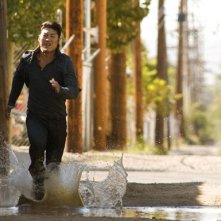 Brian Tee durante una scena d'azione dell'episodio 'Ring Dings' della serie tv Crash