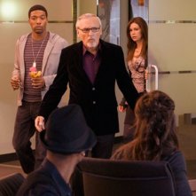 Dennis Hopper e Jocko Sims in unmomento dell'episodio 'Pissing in the Sandbox' della serie Crash