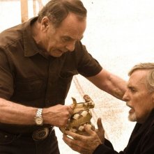 Dennis Hopper insieme a  Dean Stockwell nell'episodio 'Los Muertos' della serie tv Crash
