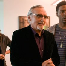 Dennis Hopper insieme a  Jocko Sims in unmomento dell'episodio 'Pissing in the Sandbox' della serie Crash