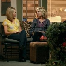 Jennie Garth e Tori Spelling in una scena dell'episodio Okaeri, Donna! di 90210