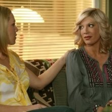 Jennie Garth e Tori Spelling nell'episodio Okaeri, Donna! di 90210
