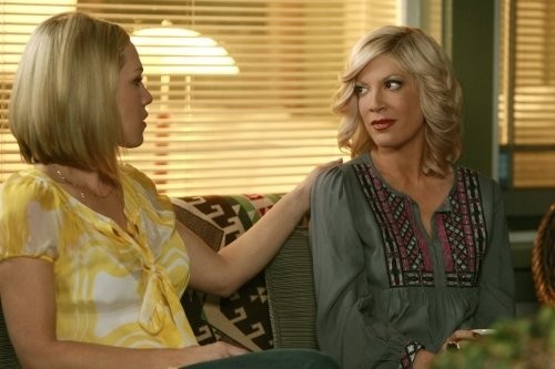 Jennie Garth e Tori Spelling nell'episodio Okaeri, Donna! di 90210