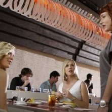 Jennie Garth, Tori Spelling e Diablo Cody in una scena dell'episodio Okaeri, Donna! di 90210