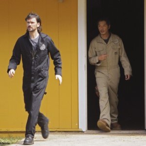 Jeremy Davies e Ken Leung in una scena dell'episodio The Variable di Lost