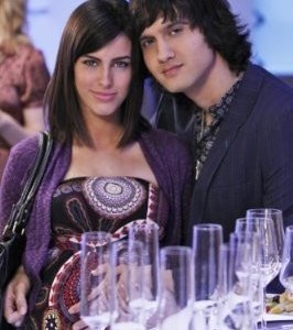 Jessica Lowndes e Michael Steger in una scena dell'episodio Between a Sign and a Hard Place di 90210
