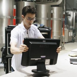 Josh Zuckerman in un momento dell'episodio Bringing Down the House della terza stagione di Kyle XY