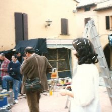 Letizia Raco (di spalle) sul set di uno spot diretto da Salvatores.