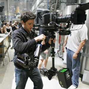 Matt Dallas, che interpreta Kyle, è sul set dell'episodio Bringing Down the House della terza stagione di Kyle XY