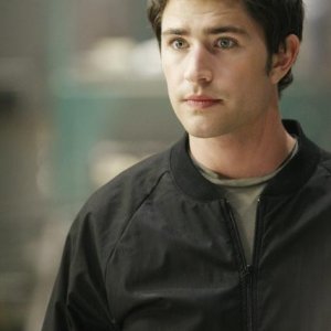 Matt Dallas è Kyle nell'episodio Bringing Down the House della terza stagione di Kyle XY