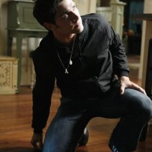 Matt Dallas in una sequenza dell'episodio Bringing Down the House della terza stagione di Kyle XY