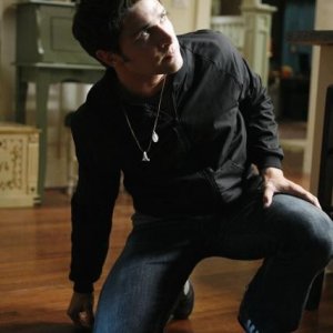 Matt Dallas in una sequenza dell'episodio Bringing Down the House della terza stagione di Kyle XY