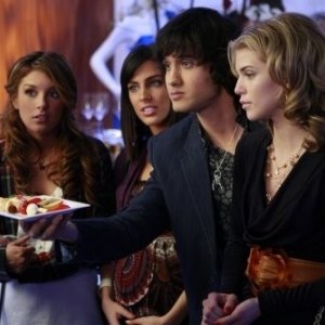 Michael Steger, Jessica Lowndes, Shenae Grimes ed AnnaLynne McCord in una scena dell'episodio Between a Sign and a Hard Place di 90210