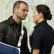 Nick Tarabay ed Arlene Tur nell'episodio 'Bugie' della prima stagione della serie tv Crash