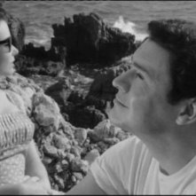 Susan Strasberg e Ronald Lewis in una scena de La casa del terrore