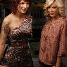 Tori Spelling e Diablo Cody in una scena dell'episodio Okaeri, Donna! di 90210