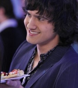 Un sorridente Michael Steger in una scena dell'episodio Between a Sign and a Hard Place di 90210