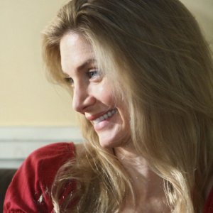 Una sorridente Elizabeth Mitchell in una scena dell'episodio The Variable di Lost
