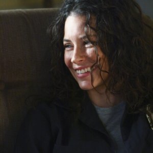 Una sorridente Evangeline Lilly in una scena dell'episodio The Variable di Lost
