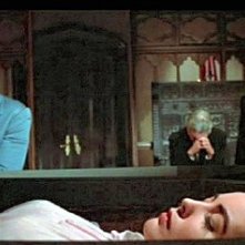 Vincent Price con Myrna Fahey e Mark Damon in una scena de I vivi e i morti