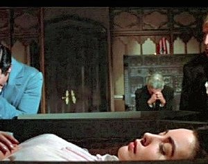 Vincent Price con Myrna Fahey e Mark Damon in una scena de I vivi e i morti