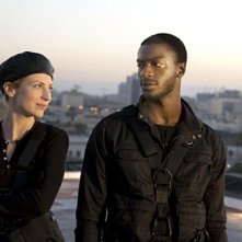 Beth Riesgraf con Aldis Hodge in una scena dell'episodio 'Tornando a casa' della prima stagione di Leverage
