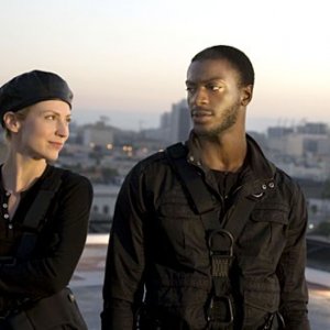 Beth Riesgraf con Aldis Hodge in una scena dell'episodio 'Tornando a casa' della prima stagione di Leverage
