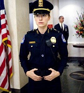 Beth Riesgraf in una scena dell'episodio 'Tornando a casa' della prima stagione di Leverage