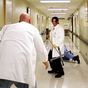 Christian Kane insieme a Eliot Spencer in una scena dell'episodio 'Tornando a casa' della prima stagione di Leverage