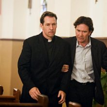 D.B. Sweeney e Timothy Hutton in una scena dell'episodio 'The Miracle Job' della serie tv Leverage.