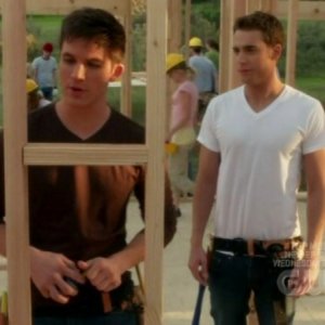 Dustin Milligan e Matt Lanter in una scena dell'episodio Okaeri, Donna! di 90210