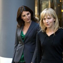 Gina Bellman e Beth Riesgraf nella premiere della serie Leverage, episodio: The Nigerian Job