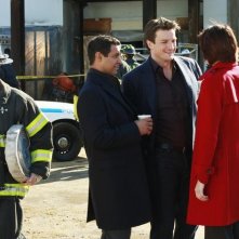 Jon Huertas, Nathan Fillion e Stana Katic in una scena dell'episodio Hell Hath No Fury della serie Castle