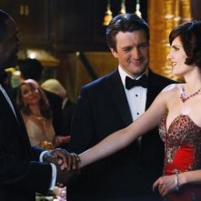 Joseph C. Phillips, Stana Katic e Nathan Fillion in una scena dell'episodio Home Is Where the Heart Stops di Castle