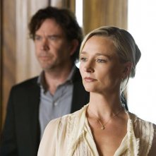 Kari Matchett e, sullo sfondo, Timothy Hutton in una sequenza dell'episodio ' The Second David Job ' della serie tv Leverage