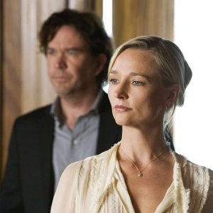 Kari Matchett e, sullo sfondo, Timothy Hutton in una sequenza dell'episodio ' The Second David Job ' della serie tv Leverage