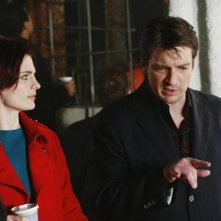 Nathan Fillion e Stana Katic in una scena dell'episodio Hell Hath No Fury della serie Castle