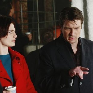 Nathan Fillion e Stana Katic in una scena dell'episodio Hell Hath No Fury della serie Castle