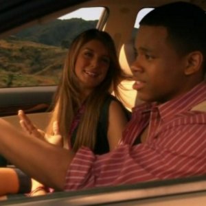 Shenae Grimes e Tristan Wilds in viaggio nell'episodio Okaeri, Donna! di 90210