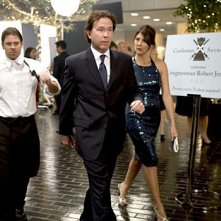 Timothy Hutton, Christian Kane e Gina Bellman  in una scena dell'episodio 'Tornando a casa' della prima stagione di Leverage