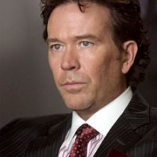 Timothy Hutton nella premiere della serie Leverage, episodio: The Nigerian Job