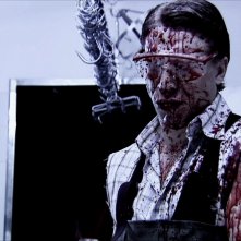 Adam (Ottaviano Blitch) sporco di sangue