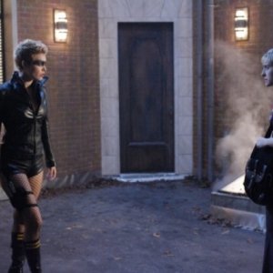 Allison Mack con Alaina Kalanj in una scena dell'episodio ' Urlo ultrasonico ' della serie tv Smallville