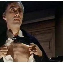 Christopher Lee e Barbara Shelley (seminascosta) in una scena di Dracula principe delle tenebre