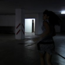 Dal film IN THE MARKET: Sarah (Rossella Caiani) corre nel parcheggio sotterraneo del Market