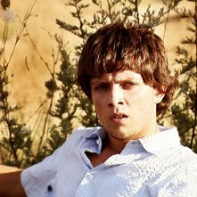 David (Marco Martini) seduto nella piazzola di sosta in una scena dell'horror IN THE MARKET