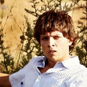 David (Marco Martini) seduto nella piazzola di sosta in una scena dell'horror IN THE MARKET